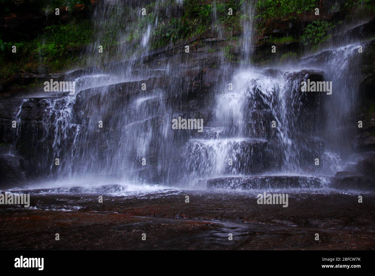 Les eaux en cascade des cascades de Tada Roung ont été abattées dans un cadre de longue exposition, un endroit populaire pour les touristes et les habitants de Kampot, au Cambodge Banque D'Images