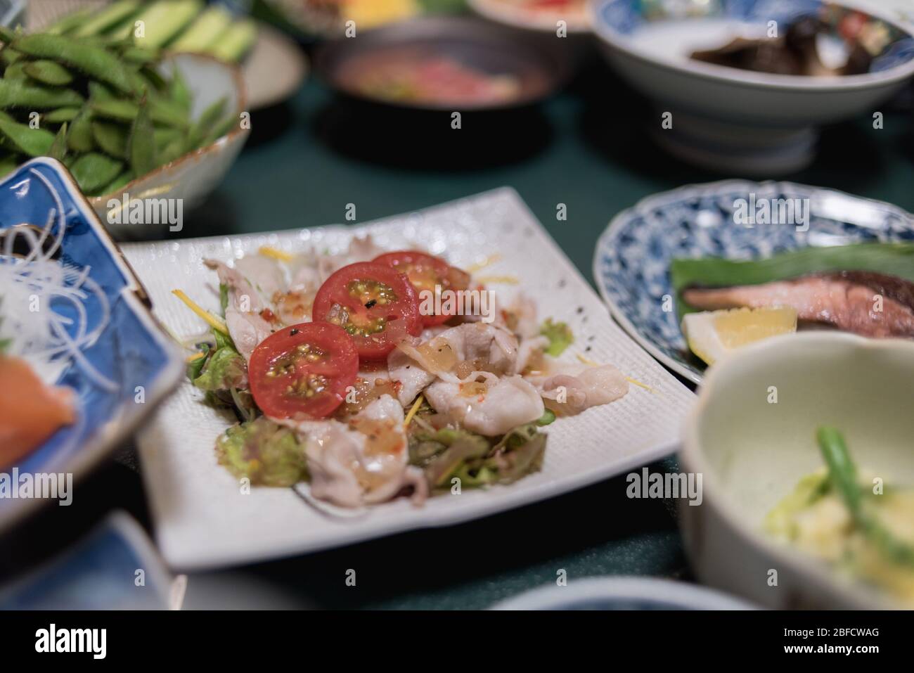 Rei-shabu est une salade froide Shabu-Shabu typique de la cuisine japonaise traditionnelle. Banque D'Images