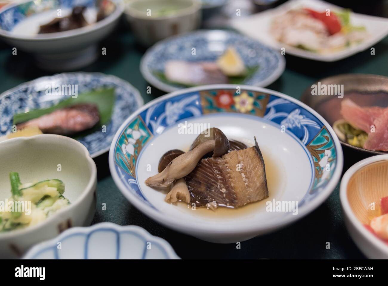 Délicieux poisson mariné et plat japonais aux champignons Banque D'Images