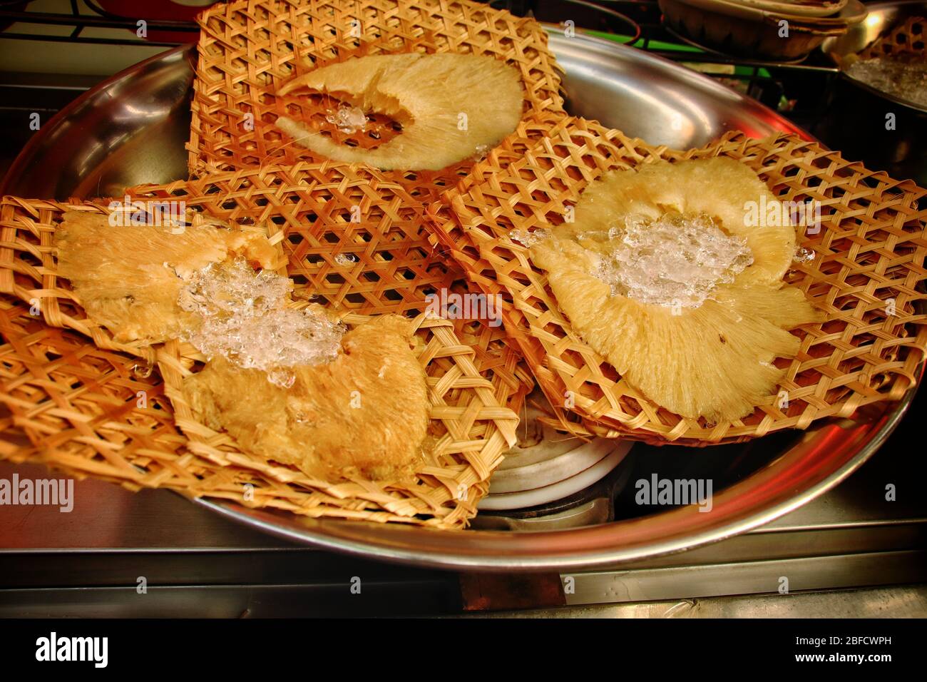 Nageoires de requin sur glace à utiliser pour préparer la soupe d'ailerons de requin, un plat chinois traditionnel vendu dans le quartier chinois de Bangkok Banque D'Images