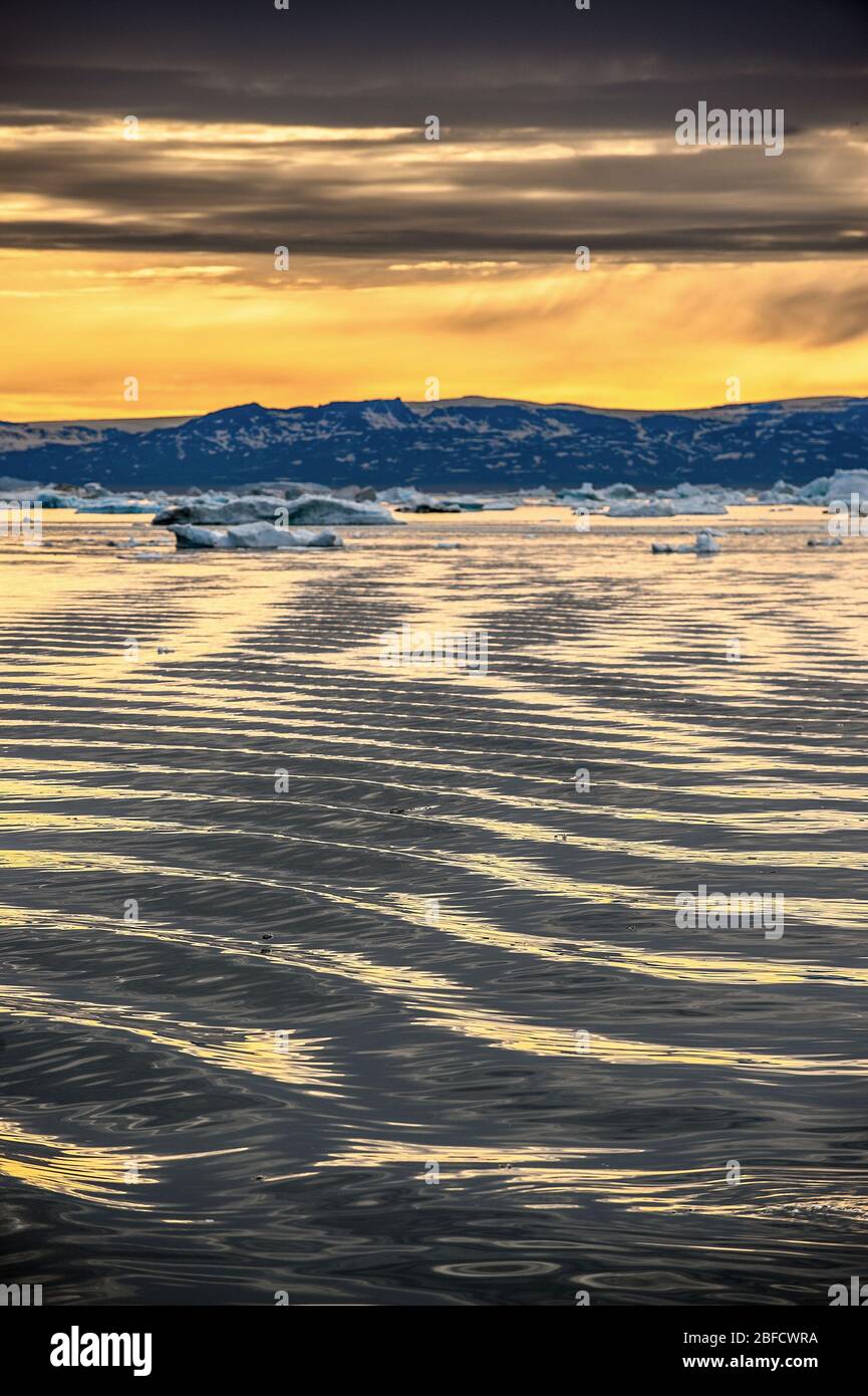 Glacier Ice flottant sur l'eau, iceberg au groenland au coucher du soleil. Banque D'Images