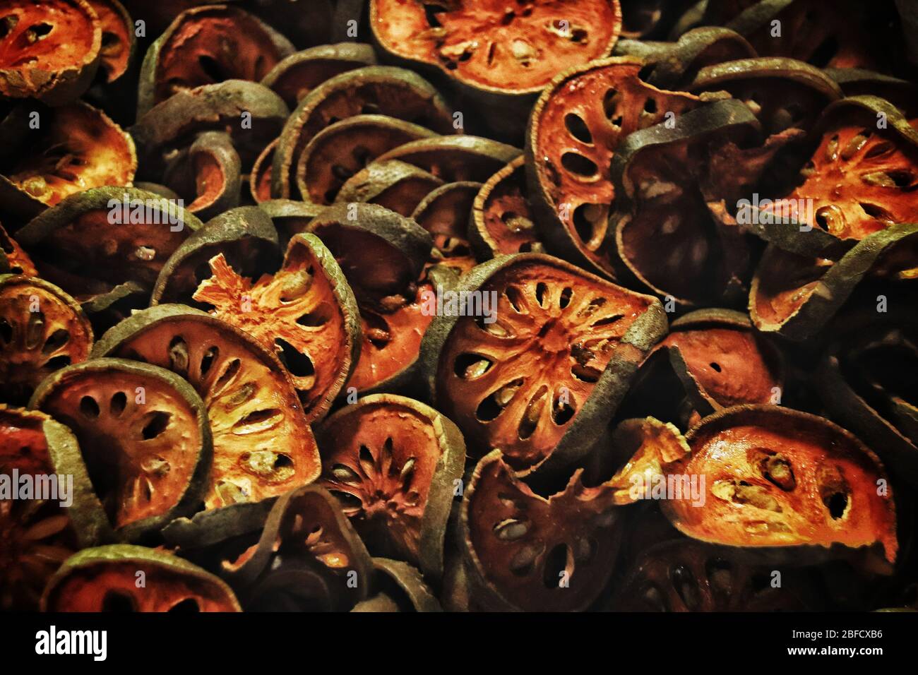 Fruit de bael séché traditionnellement utilisé comme thé médicinal dans la culture et la tradition thaïlandaises Banque D'Images