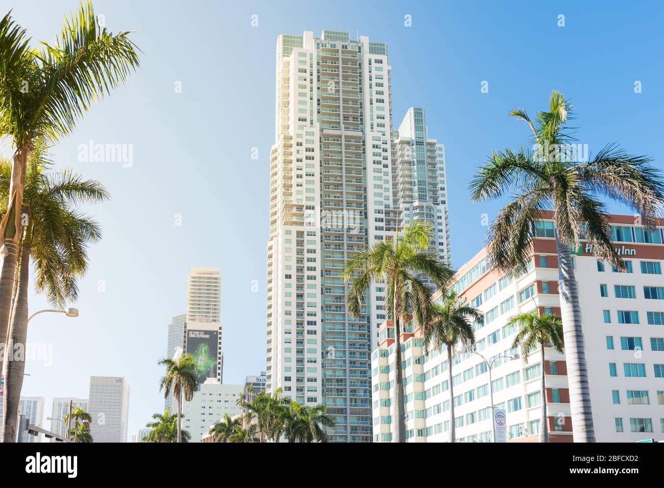 Miami, États-Unis-16 mars 2018 : vue sur les gratte-ciel du centre-ville de Miami sur Biscayne Boulevard pendant une journée ensoleillée. Banque D'Images
