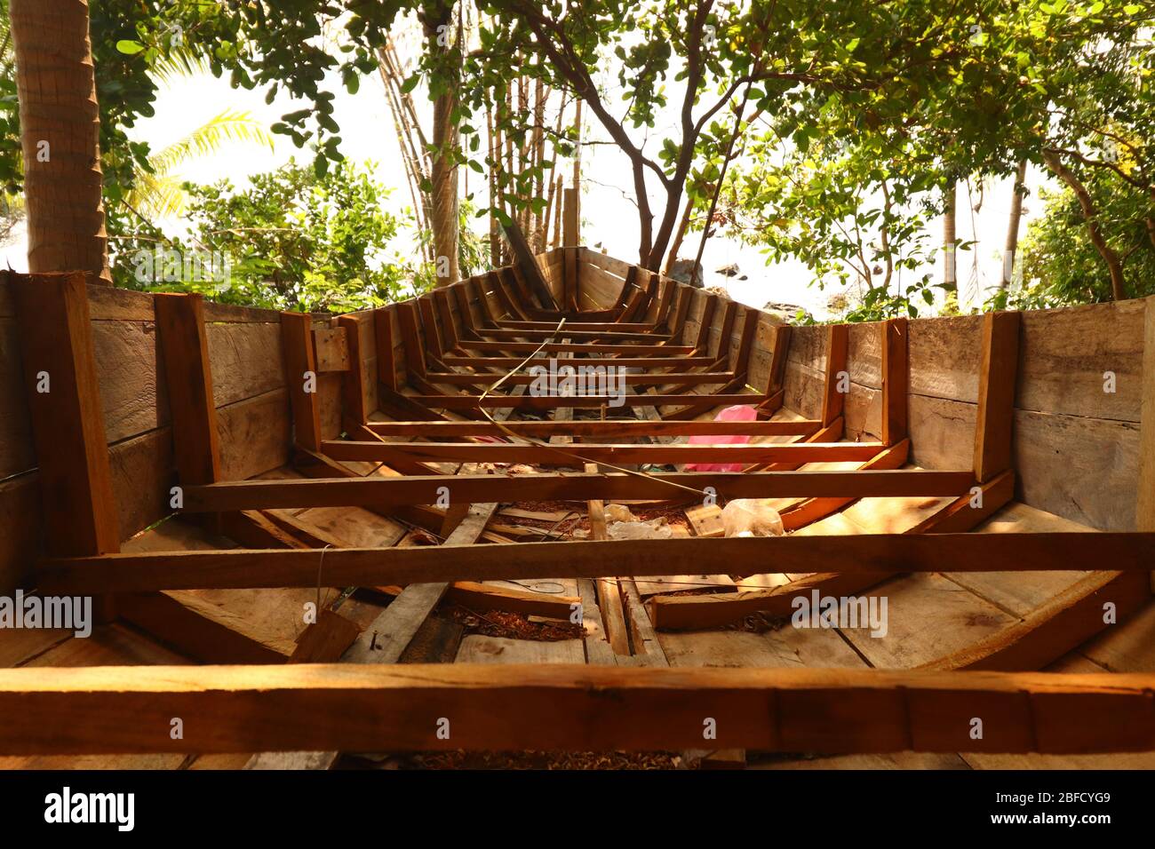 Un bateau traditionnel cambodgien ou khmer appelé bon Om Touk étant réparé dans un village insulaire de Koh Rong Banque D'Images
