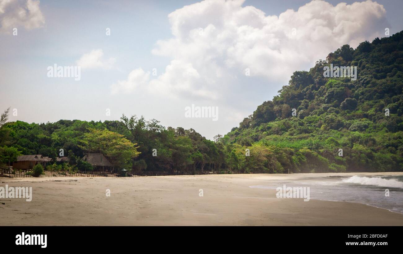 Sin Htauk Beach au Myanmar. Une plage cachée Paradise et difficile d'accès avec un petit hôtel avec des bungalows Banque D'Images