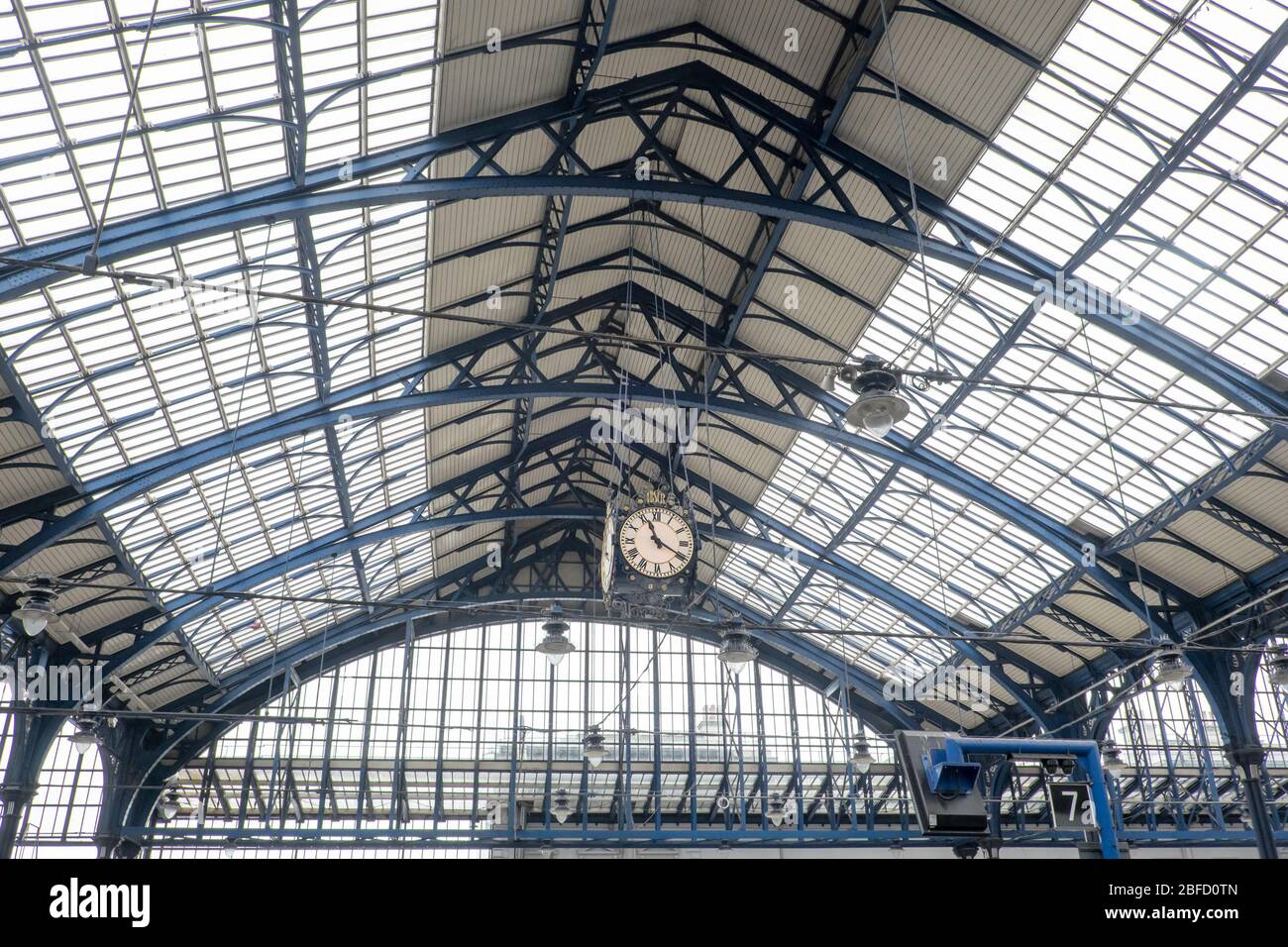 Brighton, Sussex, Royaume-Uni - 7 mars 2020: Plafond à l'intérieur de la gare ferroviaire de Brighton Banque D'Images