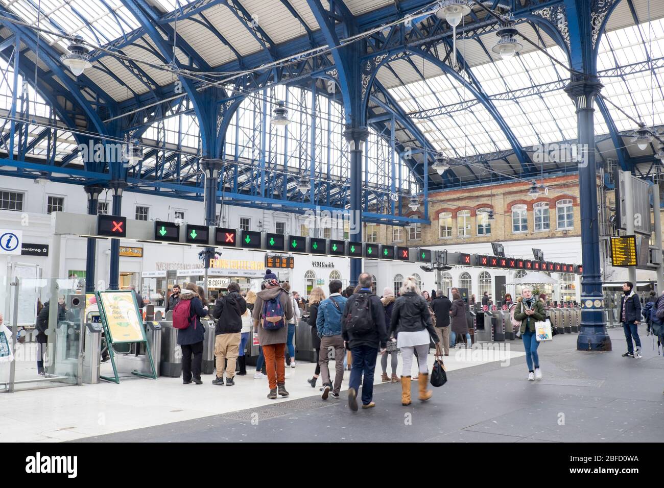 Brighton, Sussex, Royaume-Uni - 7 mars 2020 : passagers sortant de la gare ferroviaire de Brighton Banque D'Images