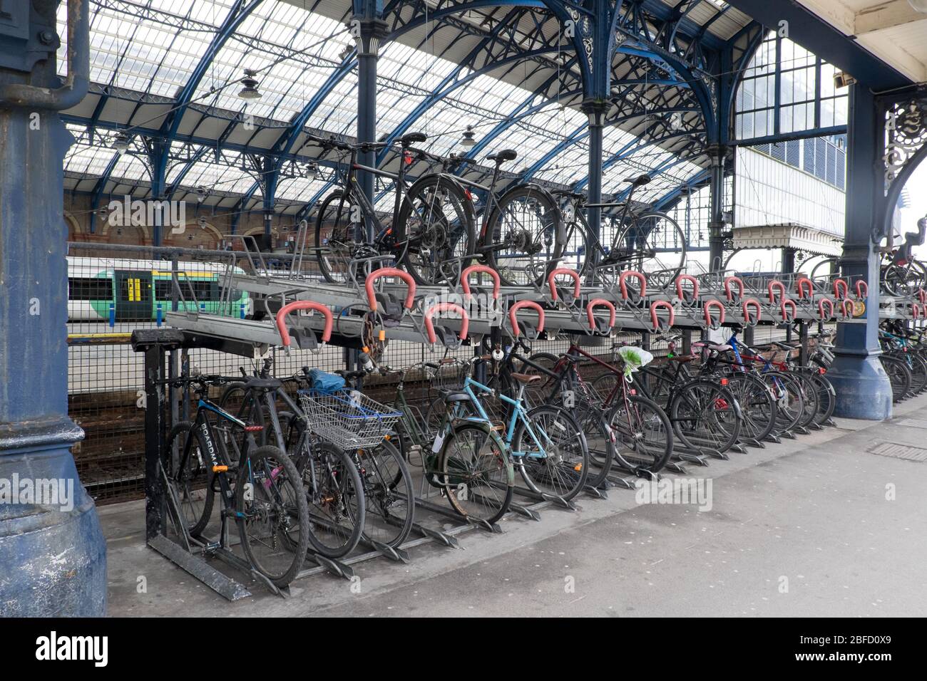 Brighton, Sussex, Royaume-Uni - 7 mars 2020: Casiers de stationnement pour vélos devant la gare ferroviaire Banque D'Images