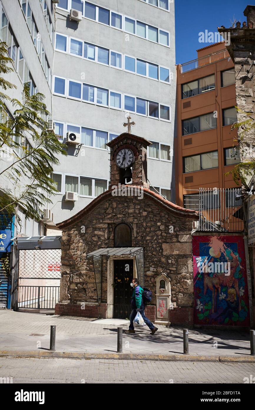 Agia Kiriaki Église byzantine à Athènes Grèce, une personne marchant avec un masque, coronavirus Banque D'Images