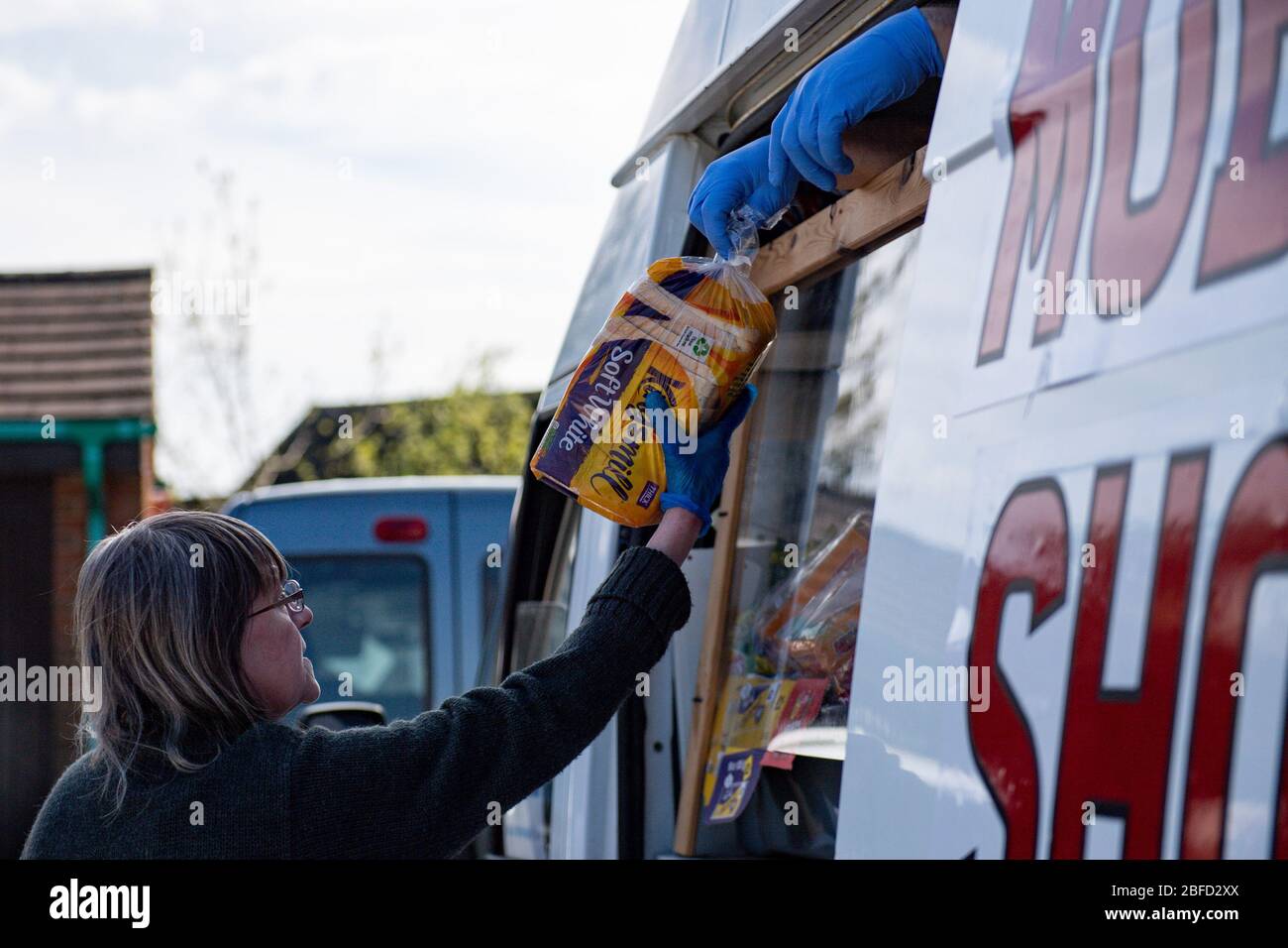 Les résidents d'Anchor court utilisent Toni Marshall et la boutique mobile de son partenaire Ian Peat à Nottingham, apportant des provisions aux clients vulnérables et âgés qui ne veulent pas s'éloigner de la maison pendant le verrouillage de Covid-19. Banque D'Images