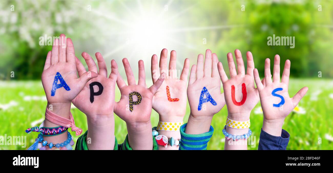 Enfants Hands Building Word Applaus signifie Applause, Grass Meadow Banque D'Images