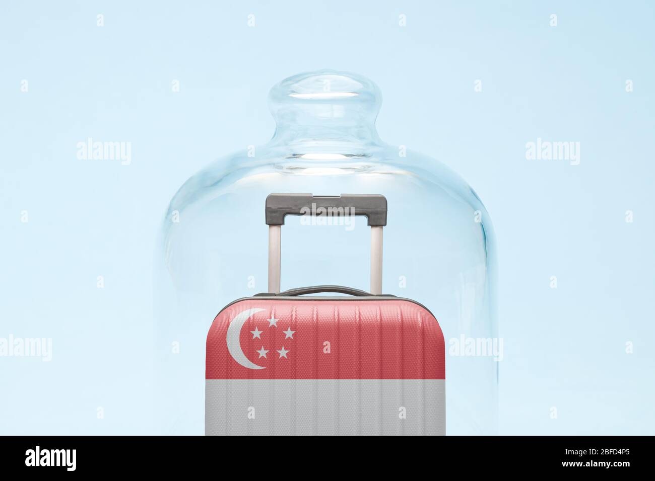 Valise avec drapeau singapourien en quarantaine concept minimal de restriction de voyage de coronavirus créatif. Banque D'Images