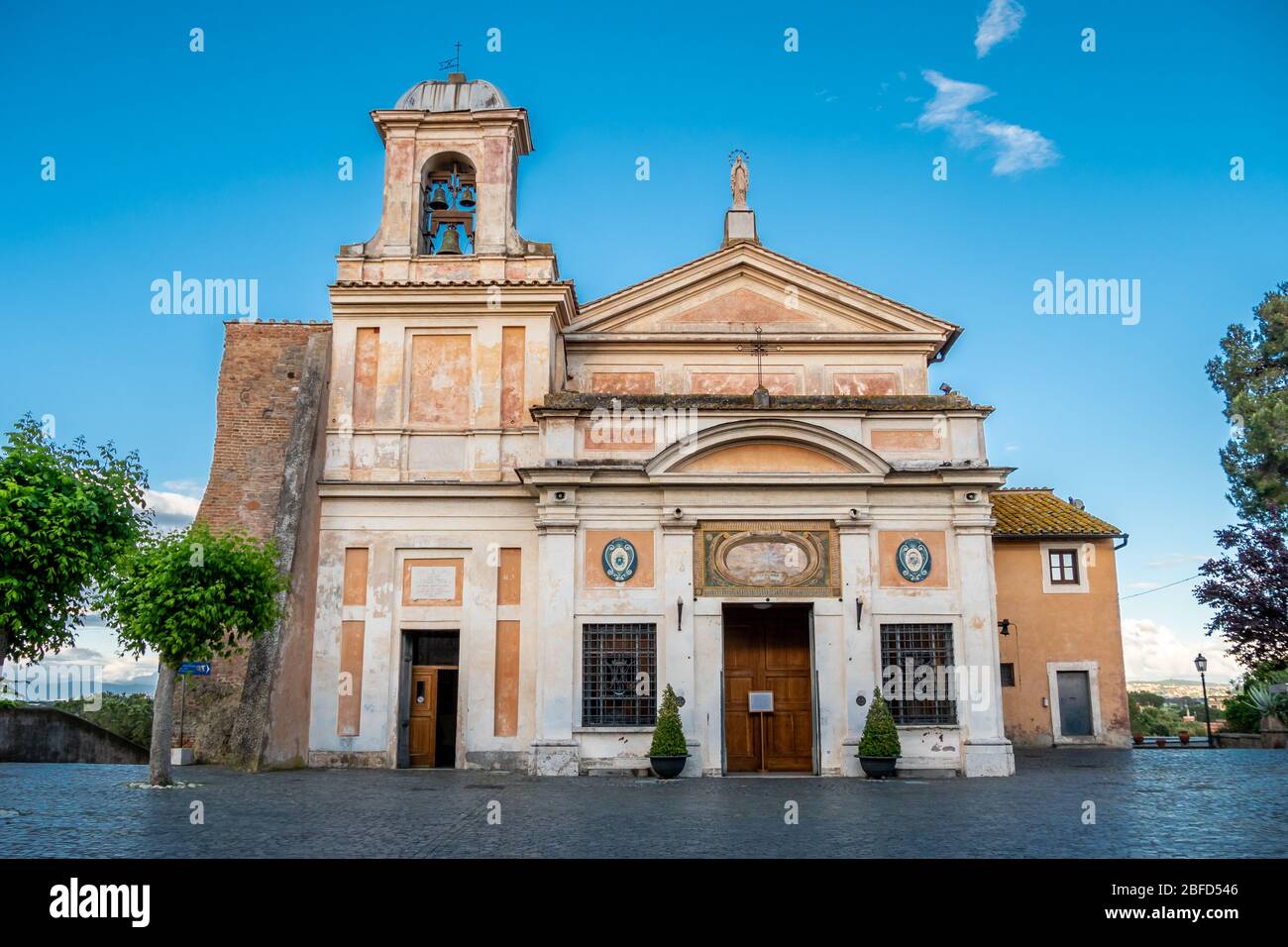 Sanctuaire de notre Dame de l'Amour Divin, Madonna del Divino Amore, Rome, Italie. Il est né d'une fresque médiévale qui orne l'une des tours d'un portier du XIIIe siècle appelé Castel di Leva. Banque D'Images