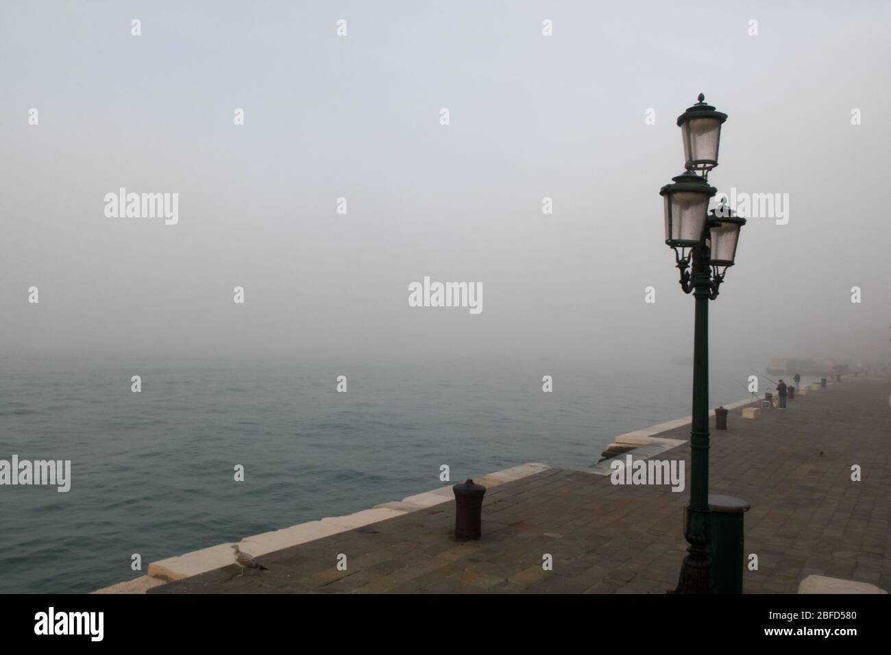 Vue sur un canal de Venise le matin d'un brouillard en hiver Banque D'Images