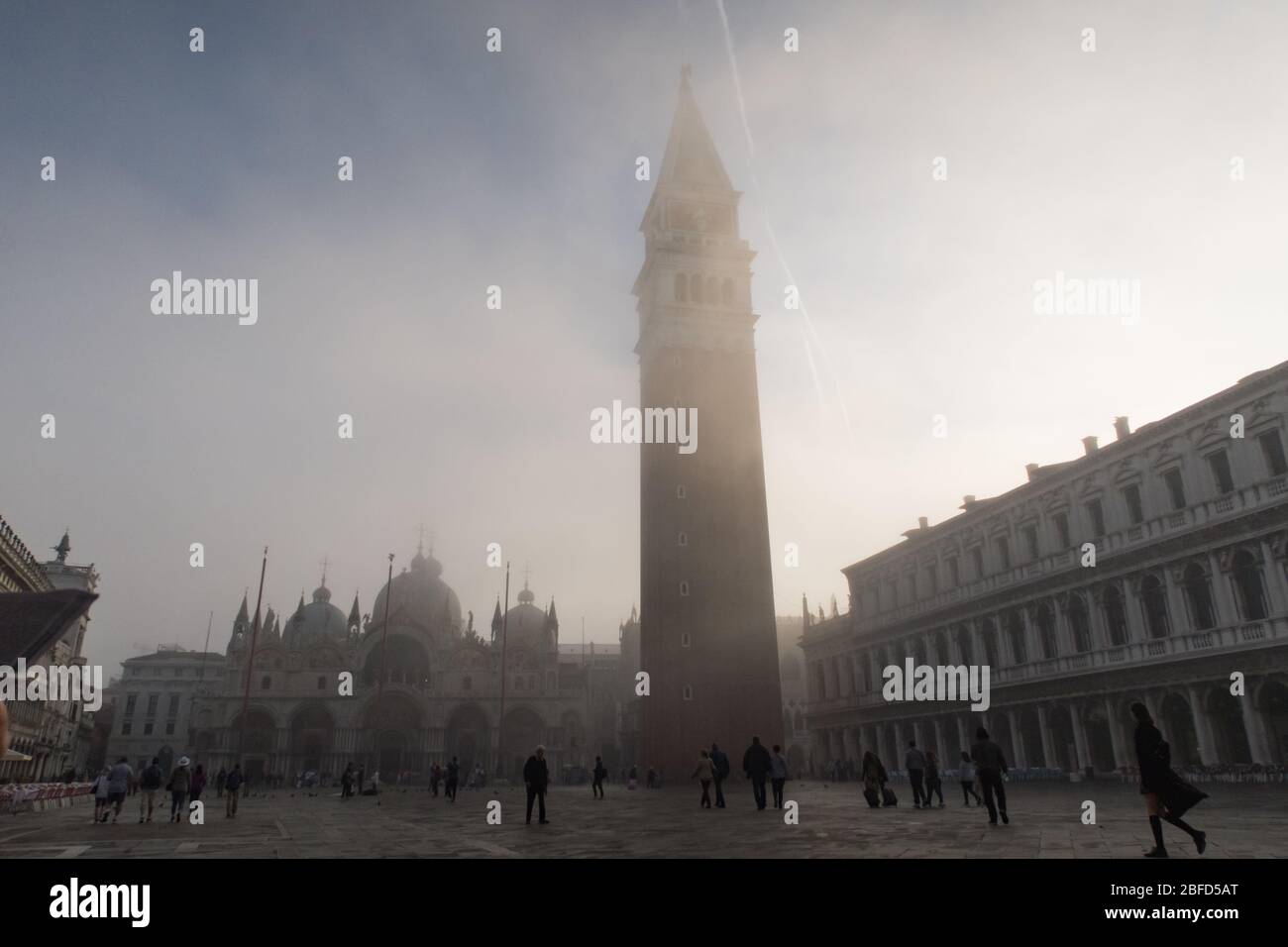 Une vue sur la place Saint-Marc à Venise, en Italie, un matin brumeux Banque D'Images