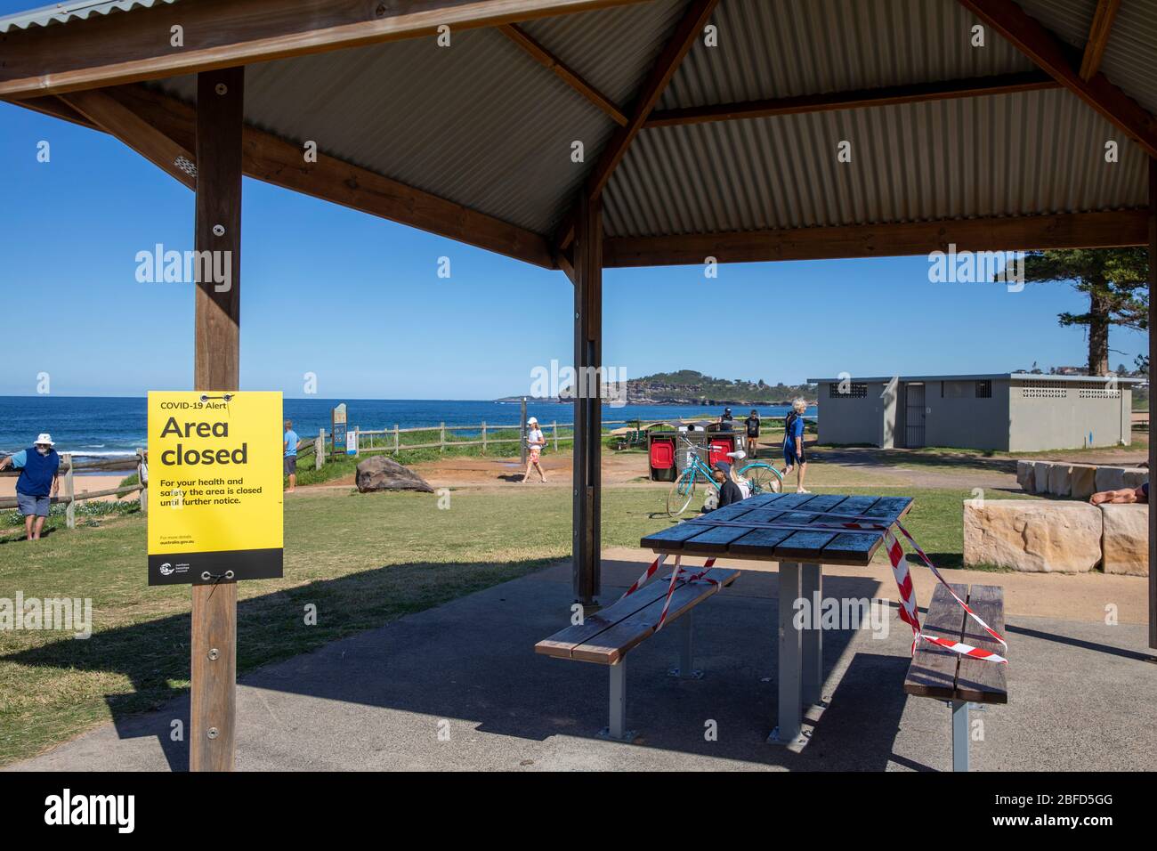 COVID 19 pandémie conduit à la fermeture des aires publiques et des aires de pique-nique barbecue sur les plages de Sydney, ici Mona vale Beach, Sydney, Australie Banque D'Images