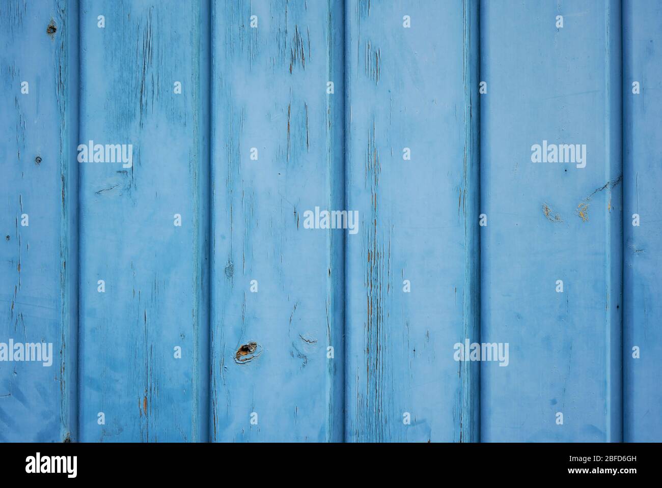 Fond bleu clair pastel de bois vieilli avec planches verticales. Banque D'Images