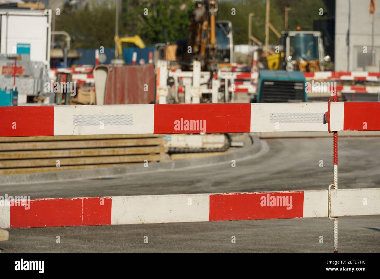 planches de barrage en gros plan rouge et blanc fixant les équipements, les machines et les matériaux de construction, pour le chantier de construction de génie civil afin de s'assurer Banque D'Images