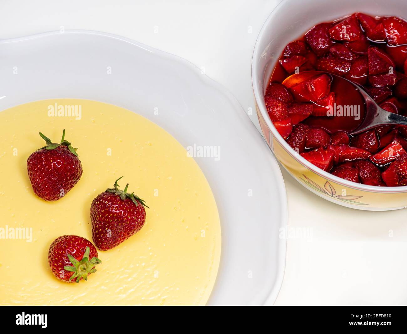 avec fraises enrobées de sucre et pouding à la vanille. Banque D'Images