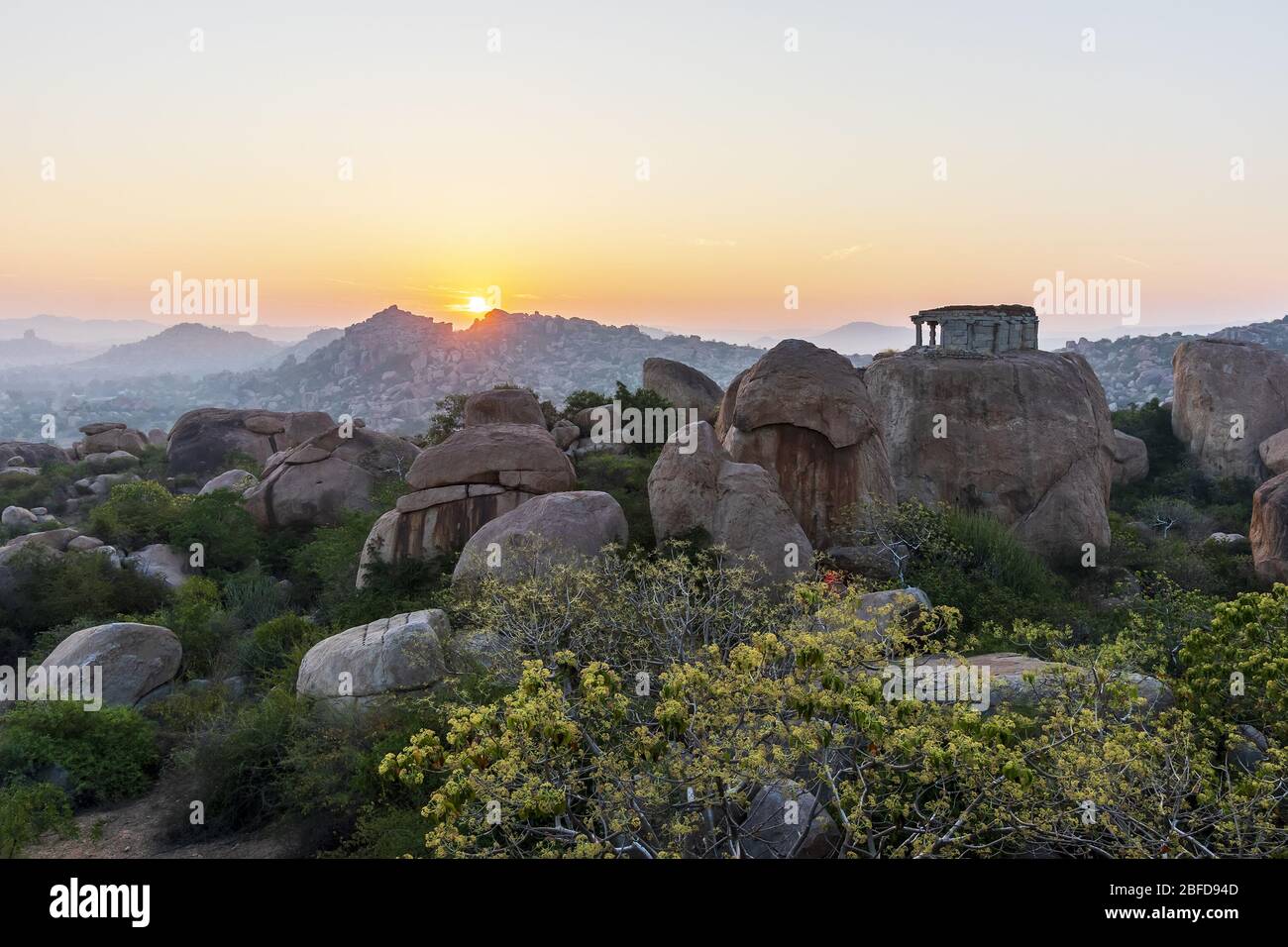 Lever du soleil à Humpi, Karnataka, Inde. Vieilles ruines anciennes et des temles hindous. Banque D'Images