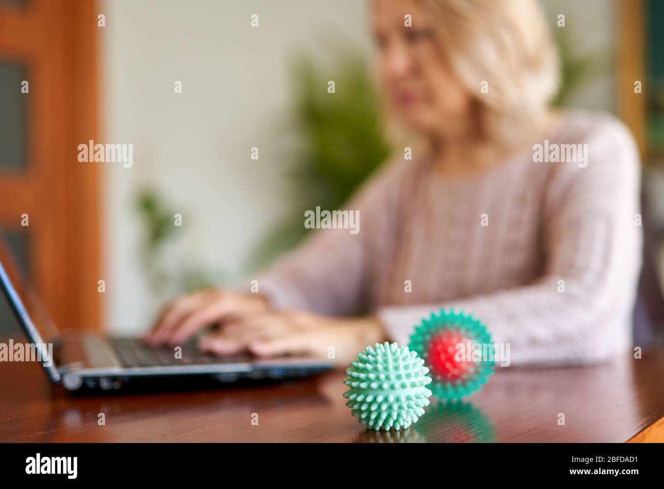 Concept de fièvre, de fumée ou de coronavirus.Femme assise à un ordinateur portable et fait une recherche d'information. Banque D'Images