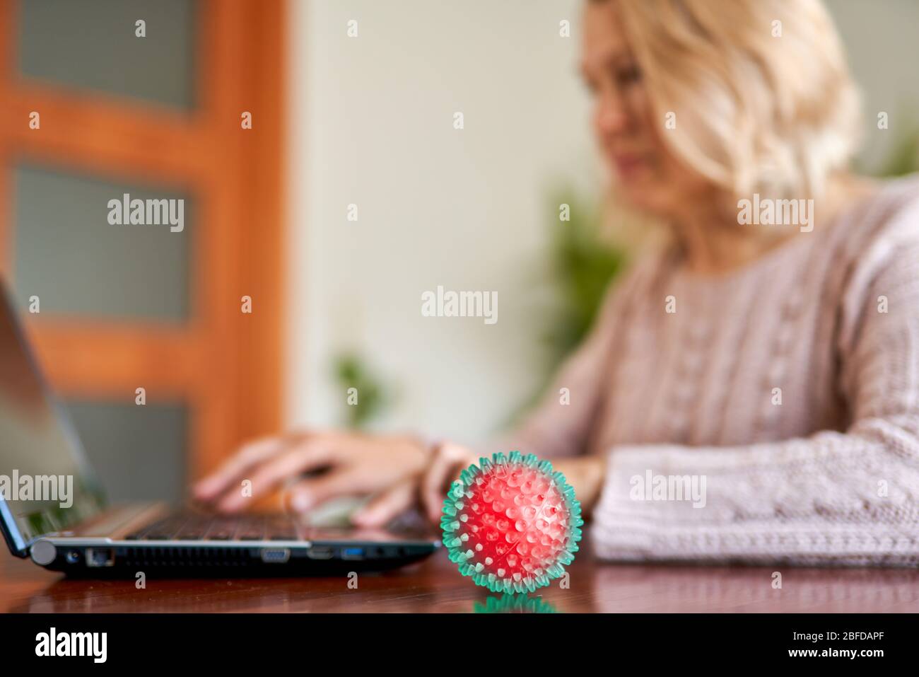 Concept de fièvre, de fumée ou de coronavirus.Femme assise à un ordinateur portable et fait une recherche d'information. Banque D'Images