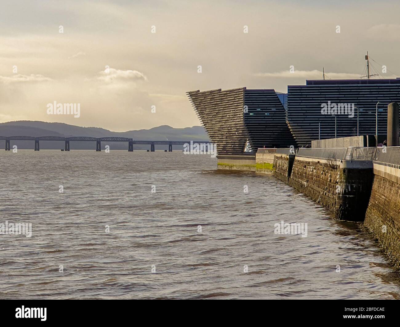 DUNDEE, Royaume-Uni, 18 FÉVRIER 2020 : une photographie documentant le nouveau Victoria and Albert Museum à Dundee en fin d'après-midi, lors d'une journée hivernale ensoleillée. Banque D'Images