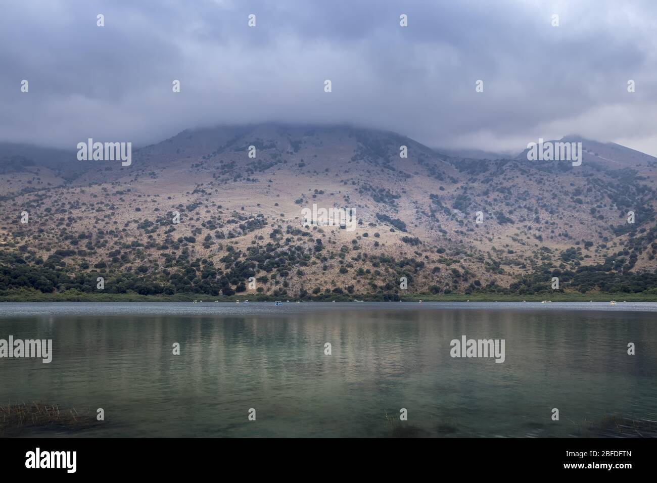 Lac d'eau douce de Kourna sur l'île de Crète, Grèce par temps nuageux jour d'été. Banque D'Images