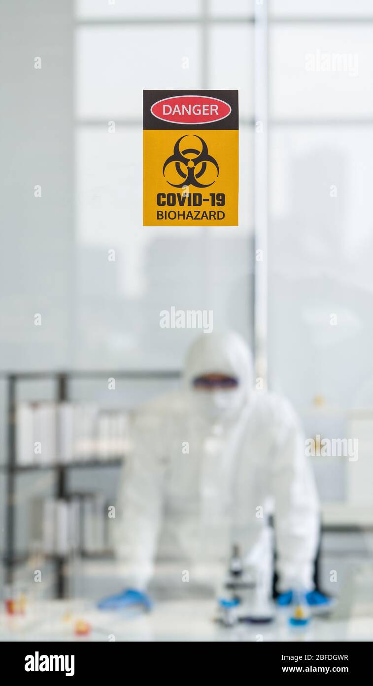 Photos prises à travers le verre de la salle de laboratoire empêchant la propagation de la recherche de virus. Banque D'Images