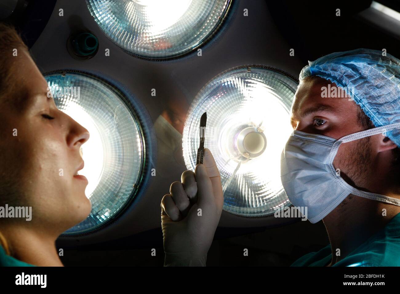 Un chirurgien masculin se prépare à faire la première incision. Banque D'Images