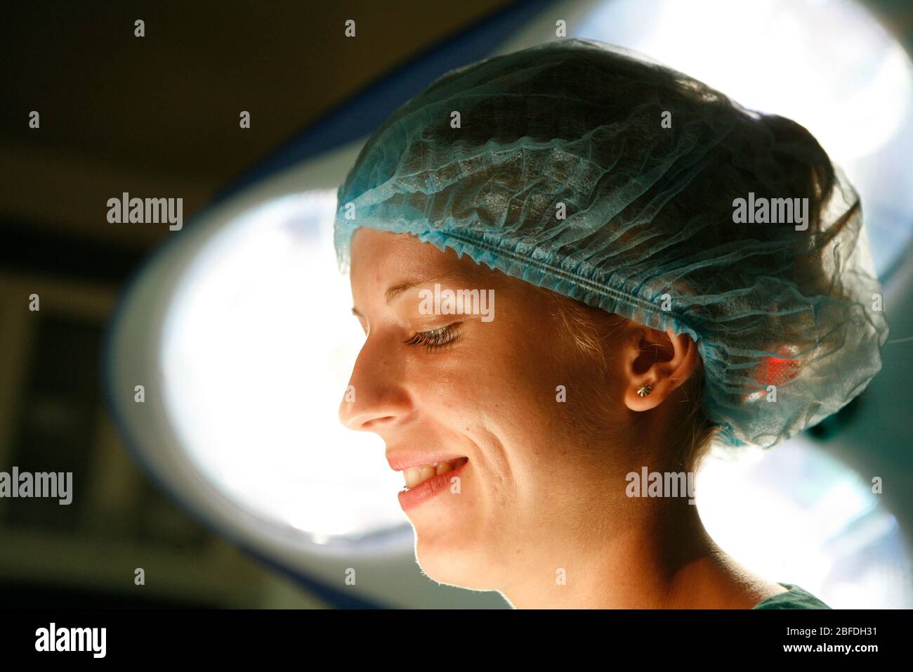 Chirurgien sous les lampes chirurgicales Banque D'Images