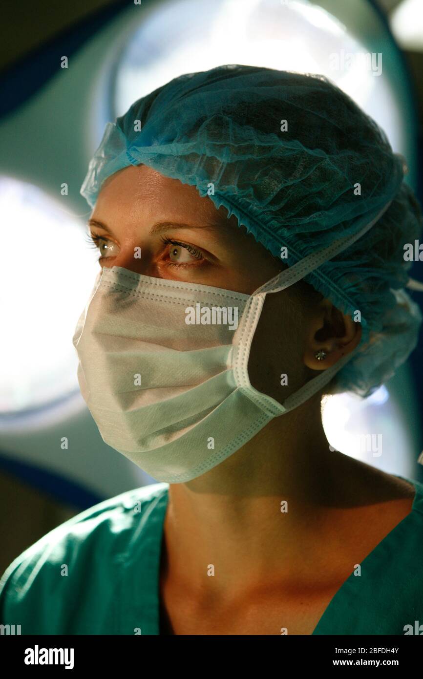 Chirurgien Maksed sous les lampes chirurgicales Banque D'Images