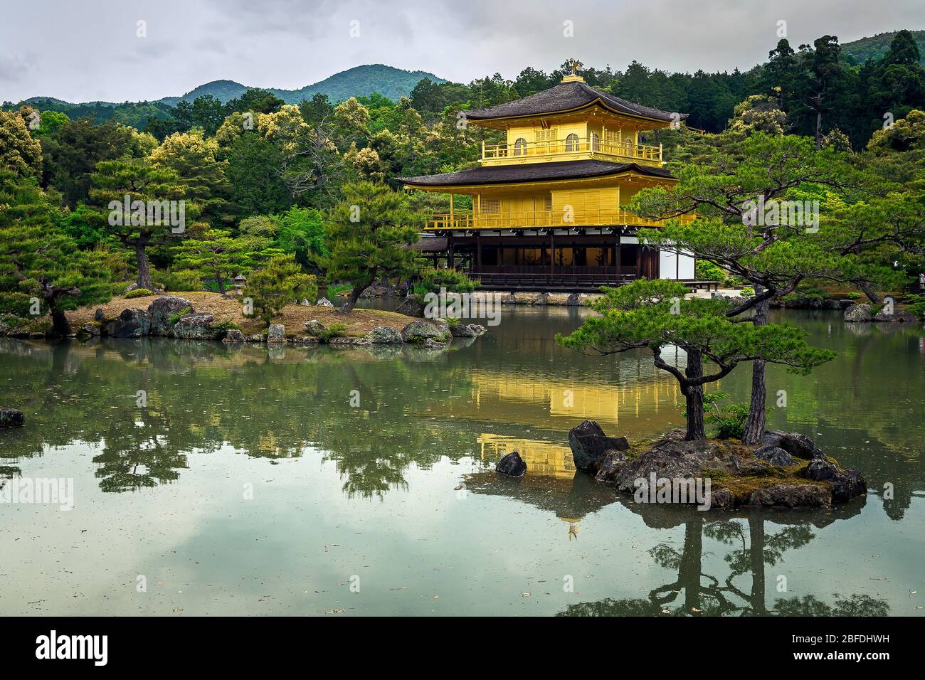 Temple d'or, le Kinkaku-ji est un temple bouddhiste Zen, Kyoto, Japon. Banque D'Images