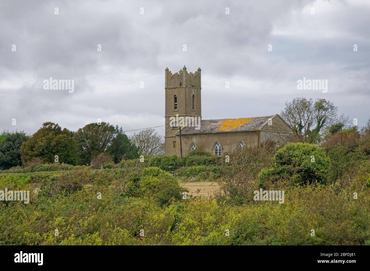 L'église St Mary est située sur la colline Johns au-dessus de l'estuaire de Kieran's Quay dans le comté de Wexford, une journée bien remplie en octobre. Banque D'Images