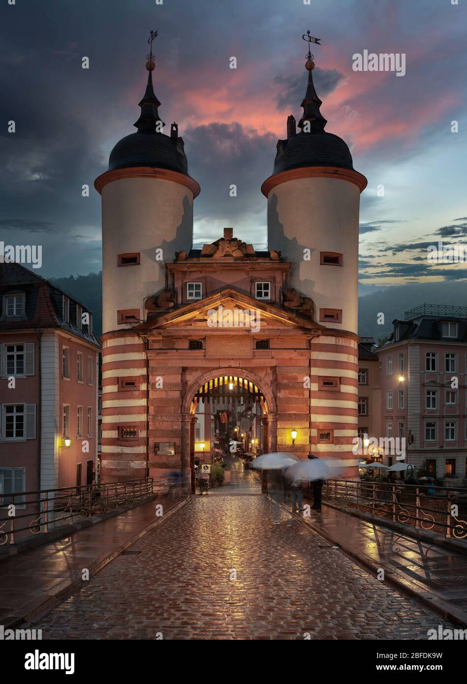 Porte illuminée de l'ancien pont au pont Karl Theodor à Heidelberg, Bade-Wurtemberg, Allemagne Banque D'Images