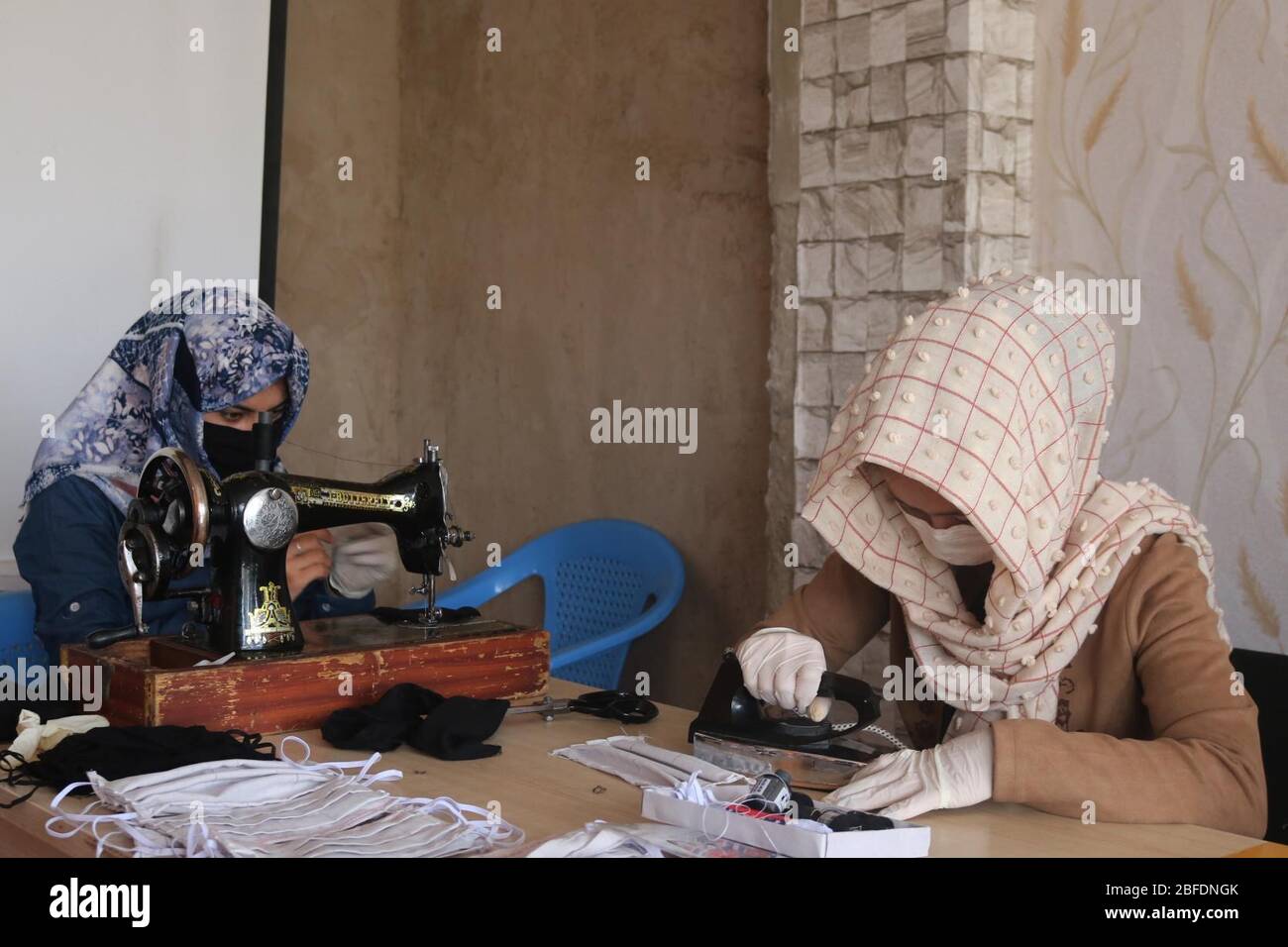 Sari Pul, Afghanistan. 13 avril 2020. Les femmes afghanes font des masques dans un atelier de confection de costumes dans la province de Sari Pul, en Afghanistan, le 13 avril 2020. POUR ALLER AVEC: "Feature: Des filles afghanes faisant des masques de facembare pour encourager la lutte contre la COVID-19" crédit: Mohammad Jan Aria/Xinhua/Alay Live News Banque D'Images