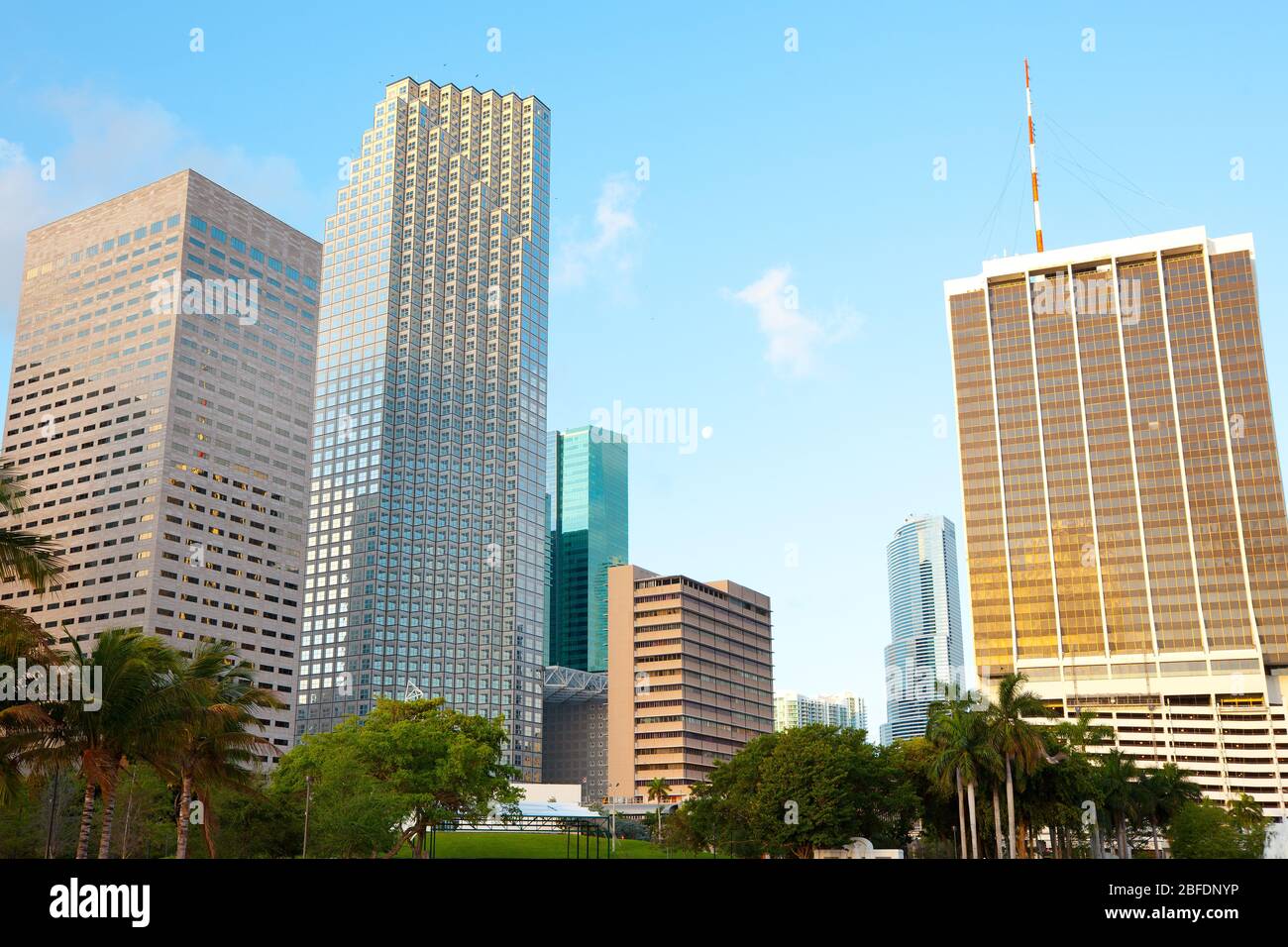 Gratte-ciel des bâtiments du centre-ville au lever du soleil, Miami, Floride, États-Unis Banque D'Images