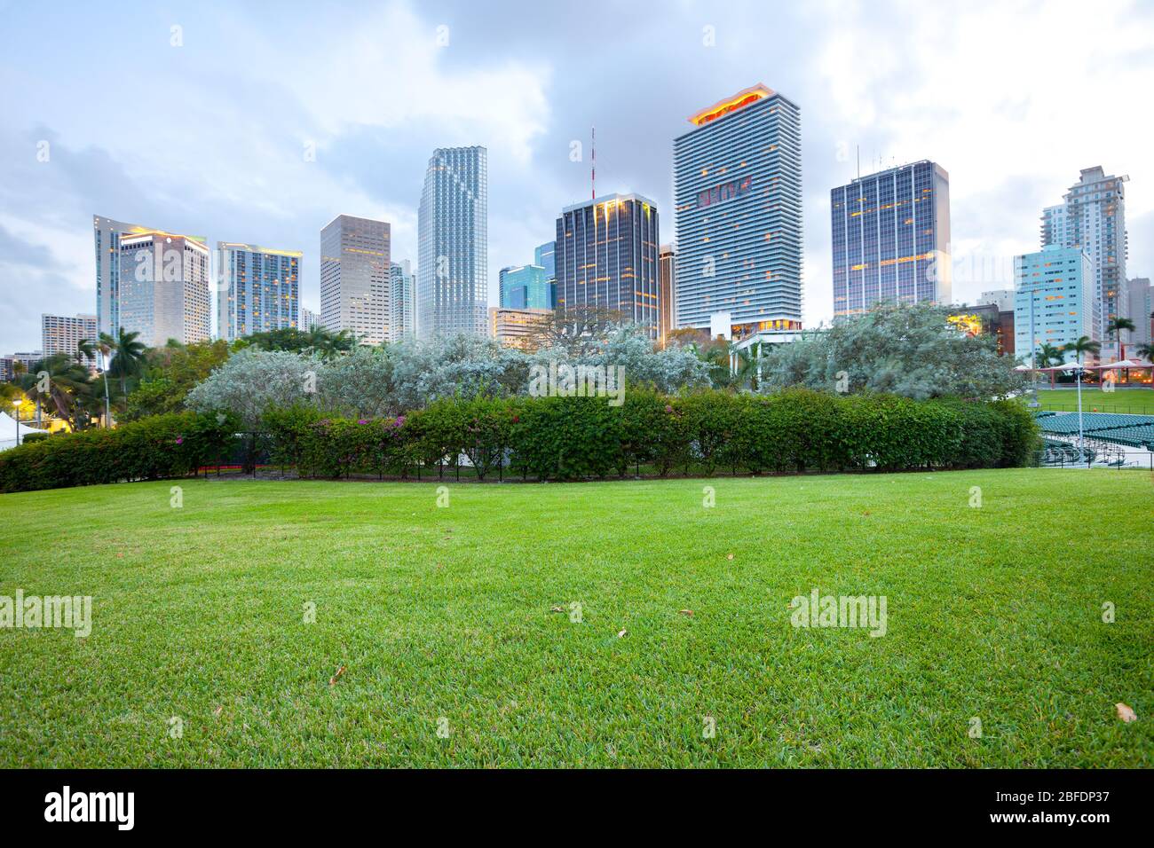 Bayfront Park et les gratte-ciel du centre-ville au crépuscule, Miami, Floride, États-Unis Banque D'Images