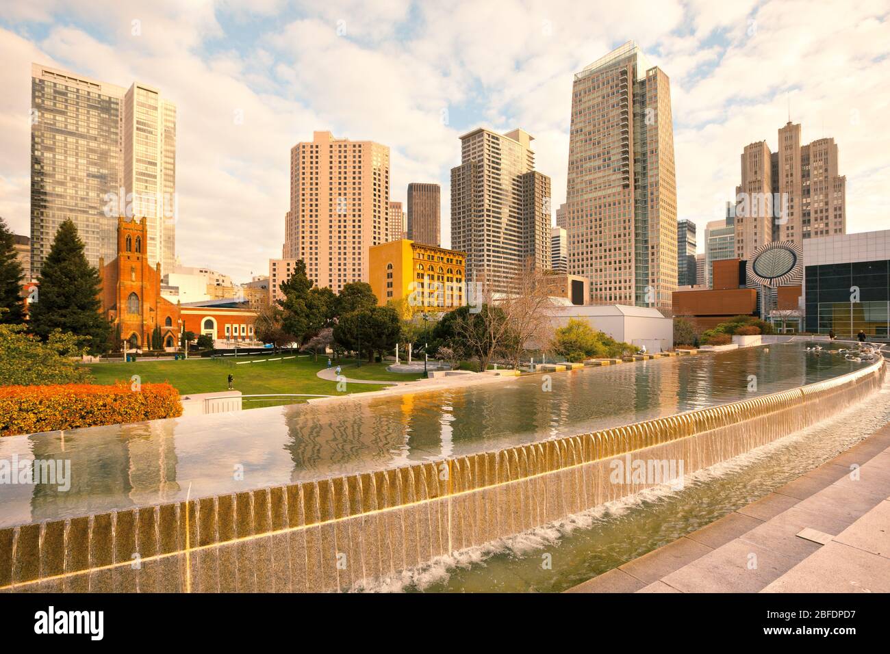 Yerba Buena Gardens et les gratte-ciel du centre-ville de San Francisco, Californie, États-Unis Banque D'Images