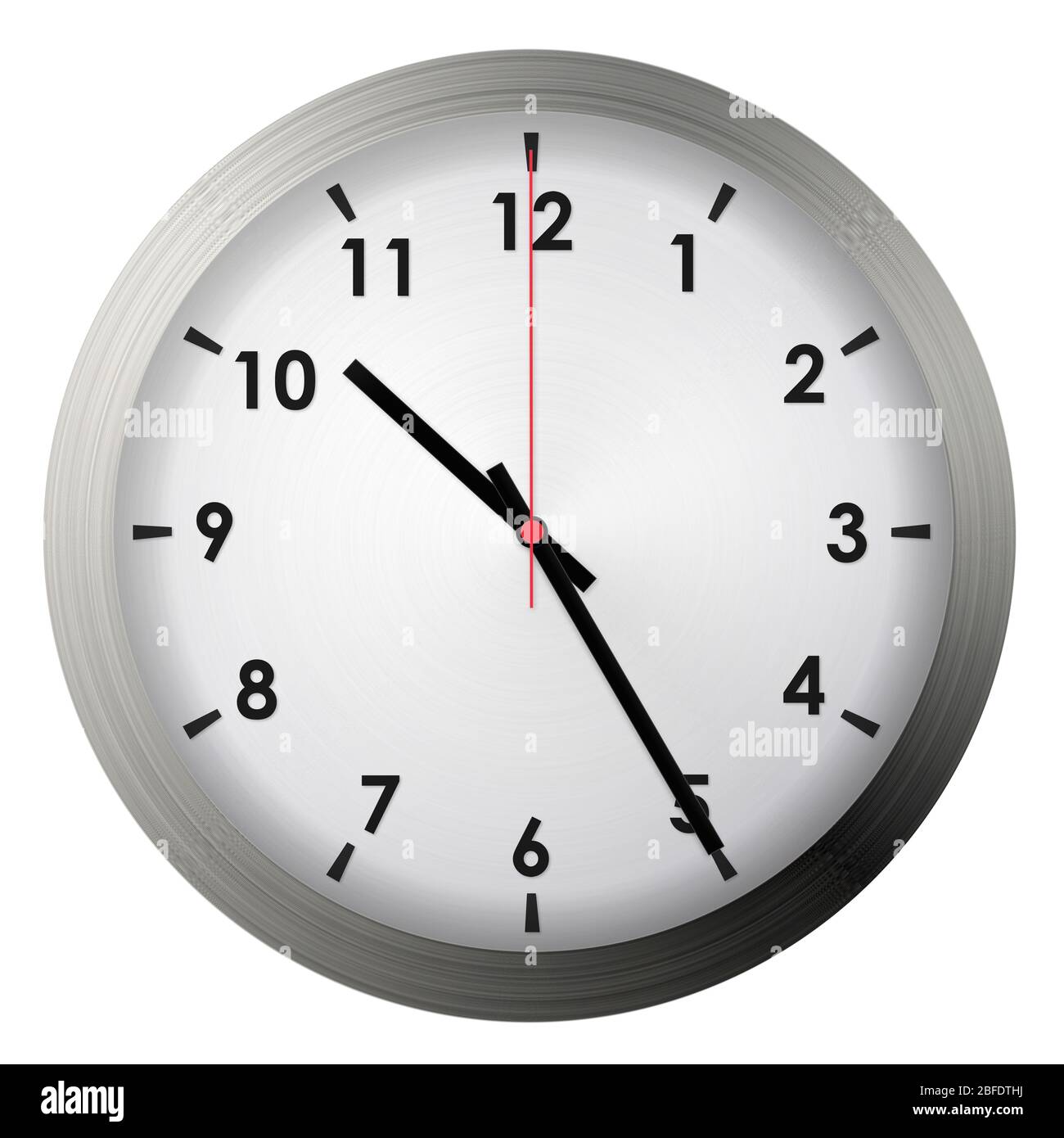 Horloge murale analogique isolée sur fond blanc. Banque D'Images