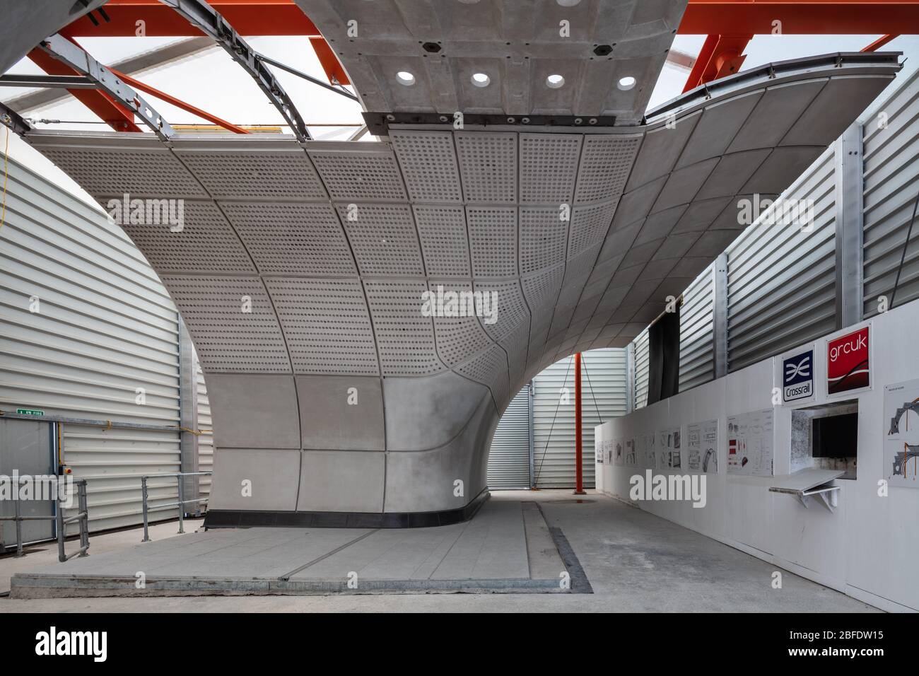 Le tunnel Crossrail se déforme dans un grand hangar Banque D'Images Le tunnel Crossrail se déforme dans un grand hangar Banque D'Images
