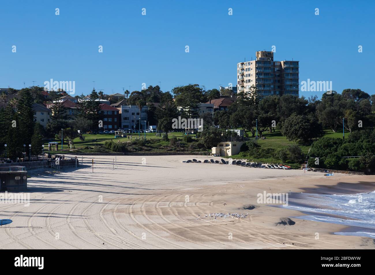 Les personnes qui s'impliquent et qui s'éloignent lorsqu'elles marchent sur Coogee Beach le long de la promenade côtière de Coogee, pendant le verrouillage du coronavirus à Sydney, Aus Banque D'Images