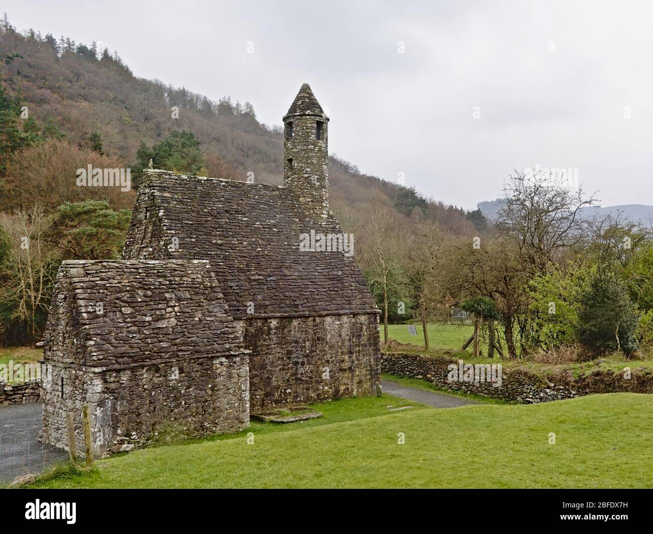 Église médiévale de Saint Kevin dans la vallée de Glendalough, le jour de la brume, montagnes de Dublin, comté de Wicklow, Irlande Banque D'Images