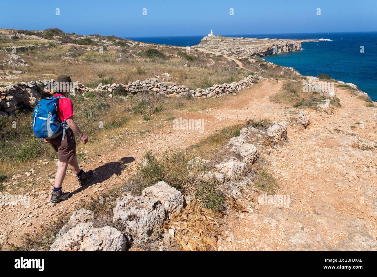Promenade côtière à Rdum il-Biez avec la statue de St Paul, Tal Blata, Malte Banque D'Images