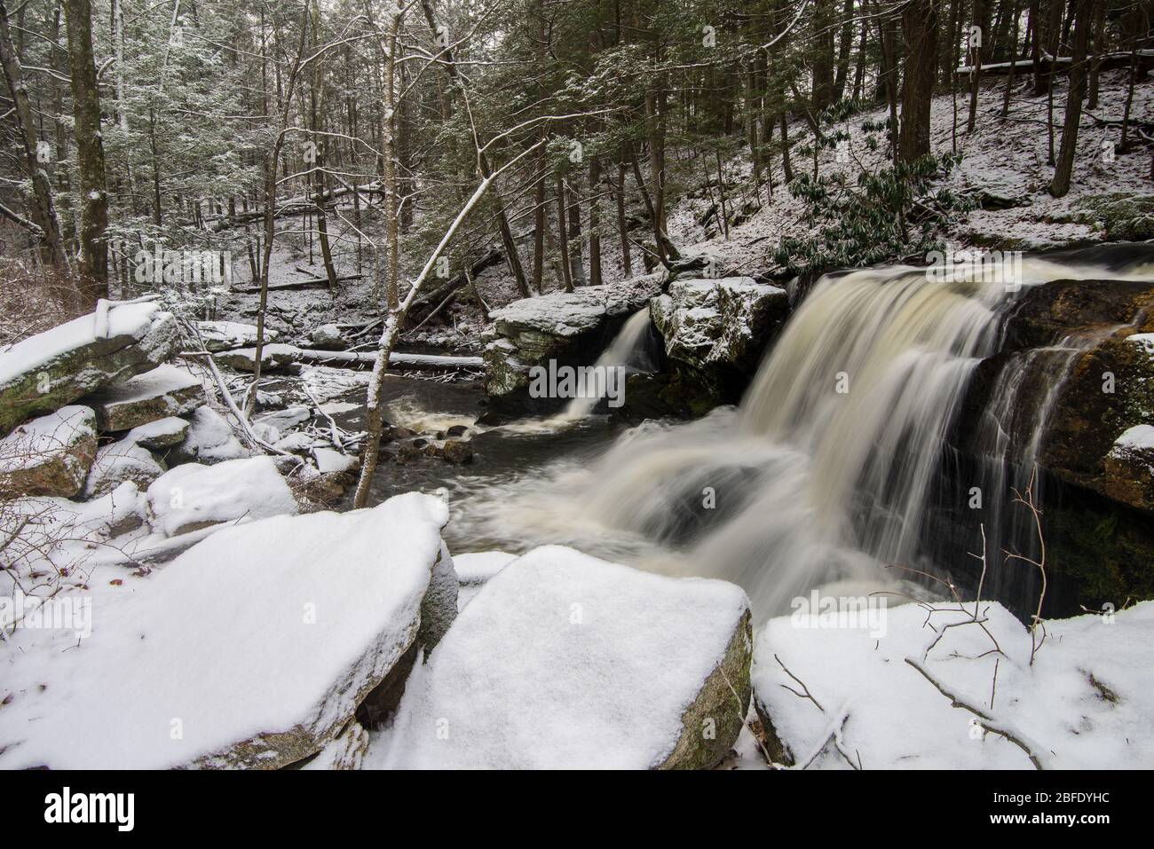 Les chutes de la boutique de couteaux descendent dans une gorge enneigée dans les collines de Litchfield au Connecticut (parc national de Humaston Brook, Litchfield, Connecticut) Banque D'Images