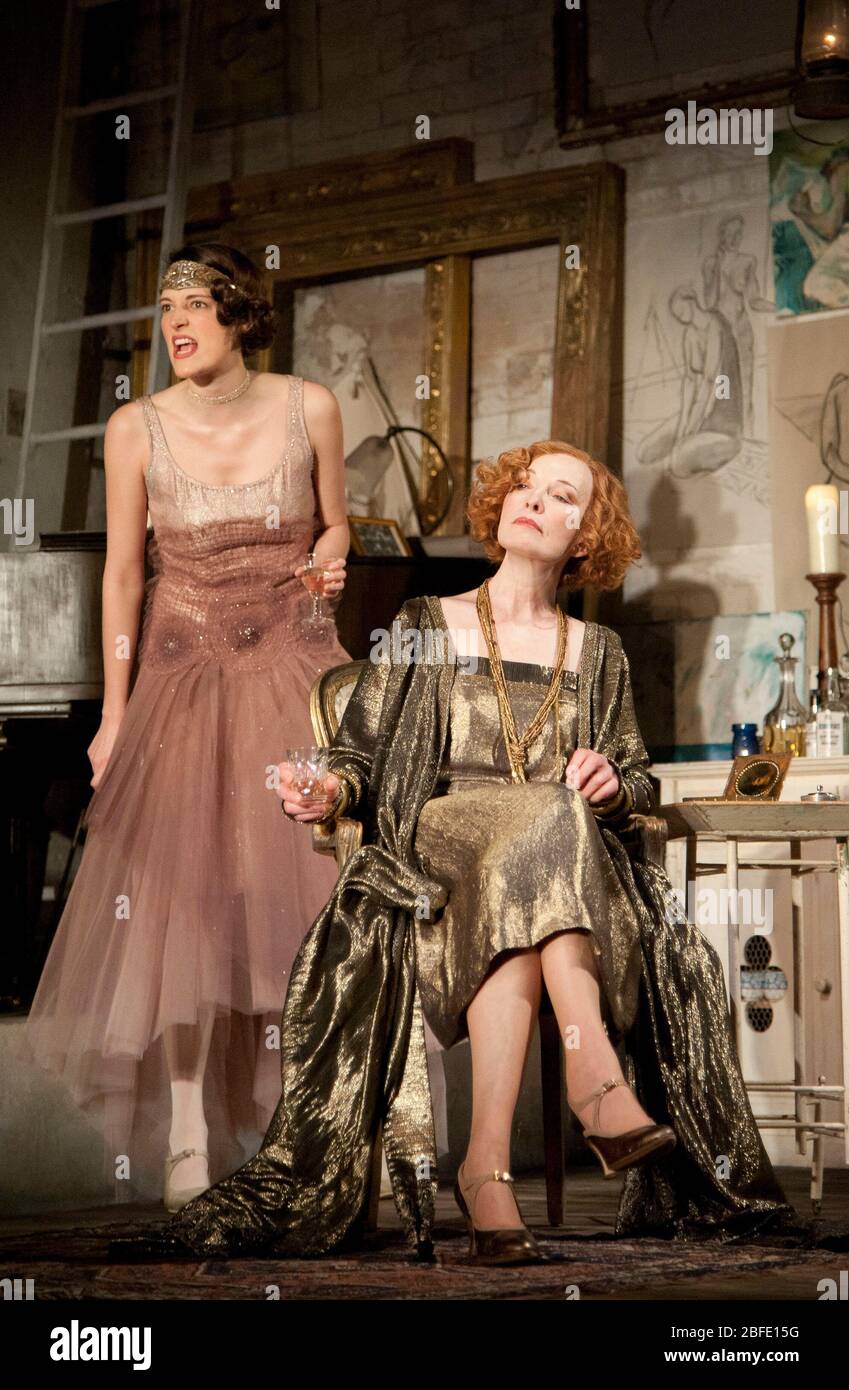 l-r: Phoebe Waller-Bridge (Sorel Bliss), Lindsay Duncan (Judith Bliss) dans LA FIÈVRE DES FOINS par Noel Coward au Noel Coward Theatre, Londres en 2012 design: Bunny Christie éclairage: Mark Henderson réalisateur: Howard Davies Banque D'Images