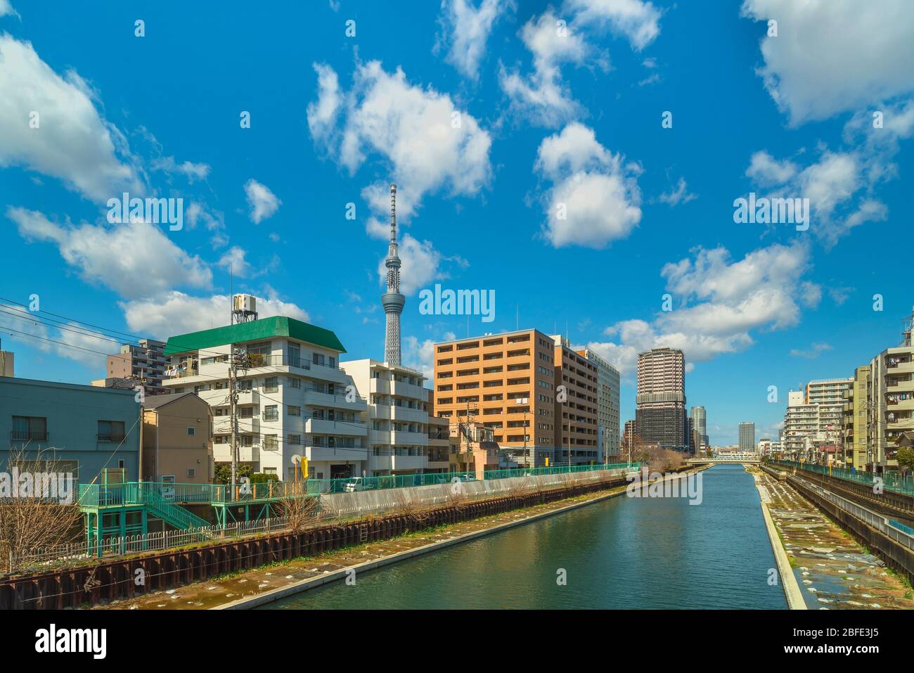 La rivière Yokojukken a également nommé la rivière Tenjin en raison de sa proximité avec le sanctuaire Kameido Tenjin du quartier Kuroda de Tokyo avec le Skytree Tow Banque D'Images