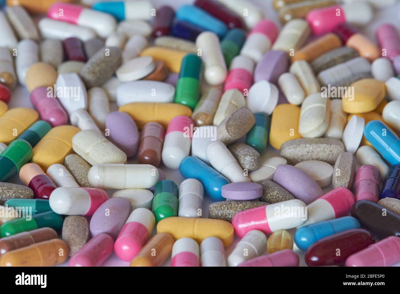 Concept de traitement, options pour les formes de préparations pharmacologiques, toile de fond de pilules et capsules de médecine multicolore. Banque D'Images
