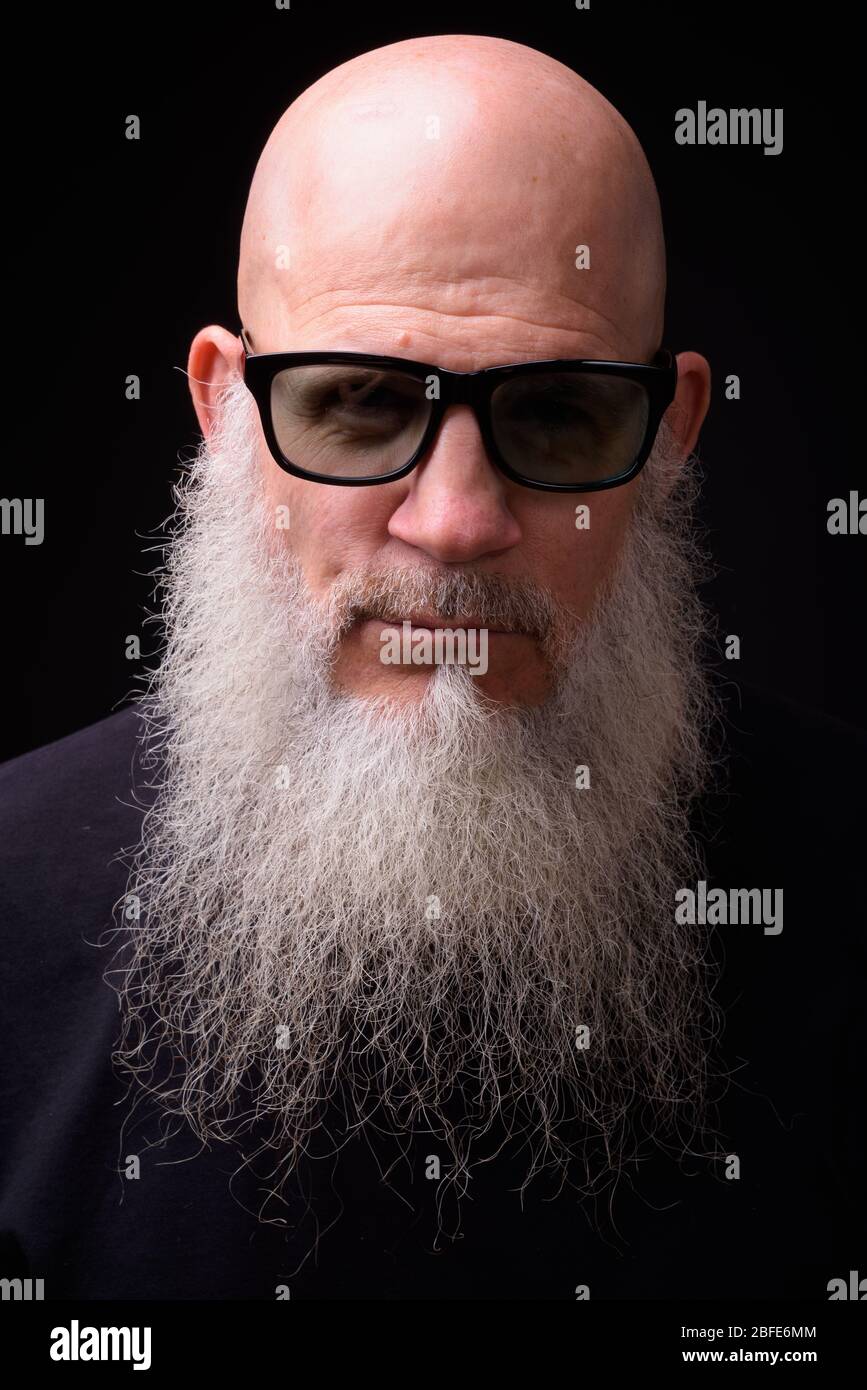 Homme barbu mûr sur fond noir Banque D'Images