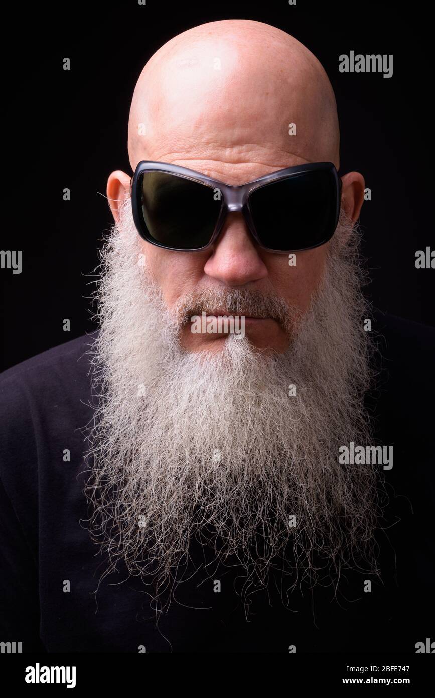 Homme barbu mûr sur fond noir Banque D'Images